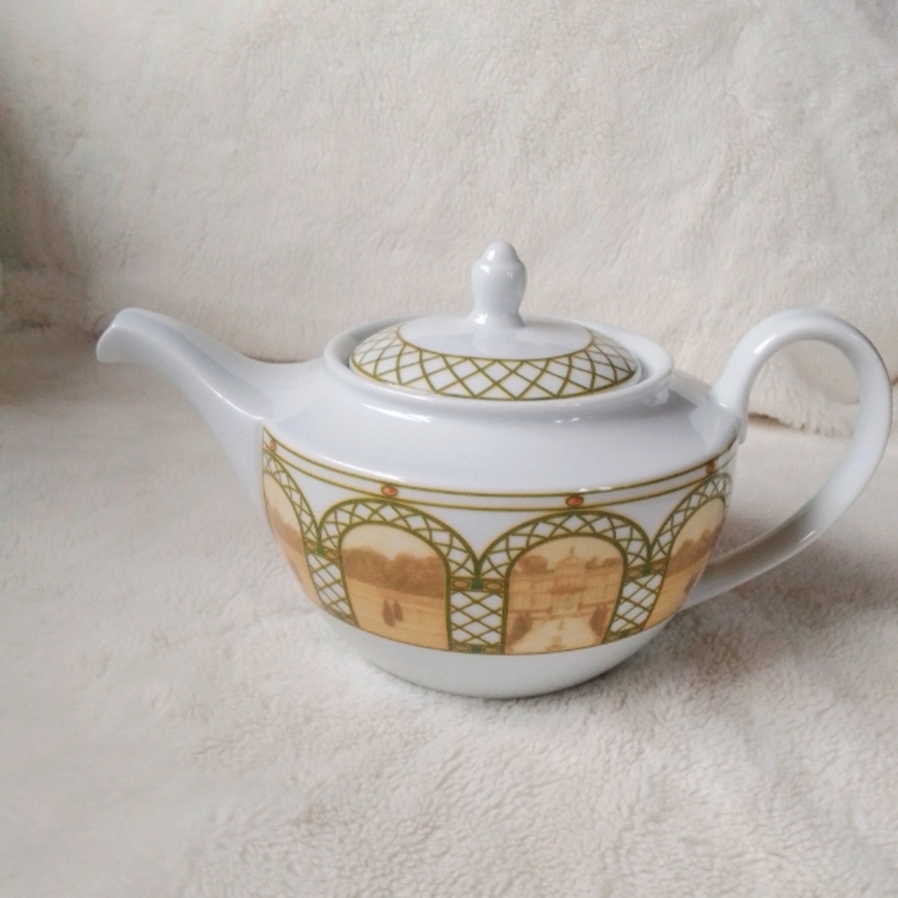 Wedgwood Home ome Terrance 1996 fine porcelain tea pot.